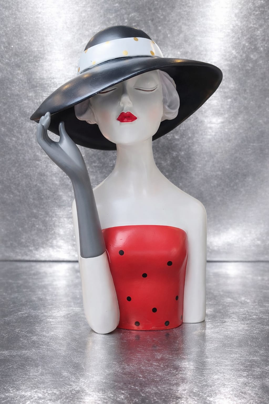 Figur Lady mit schwarzem Hut 
