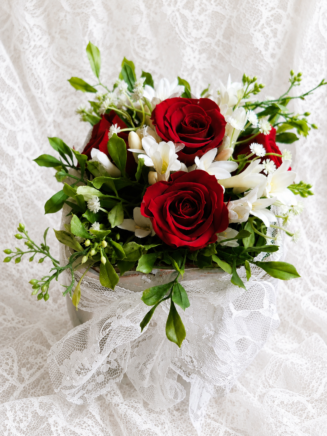 aGesteck Herz mit haltbaren Rosen rot im silber Gefäß
