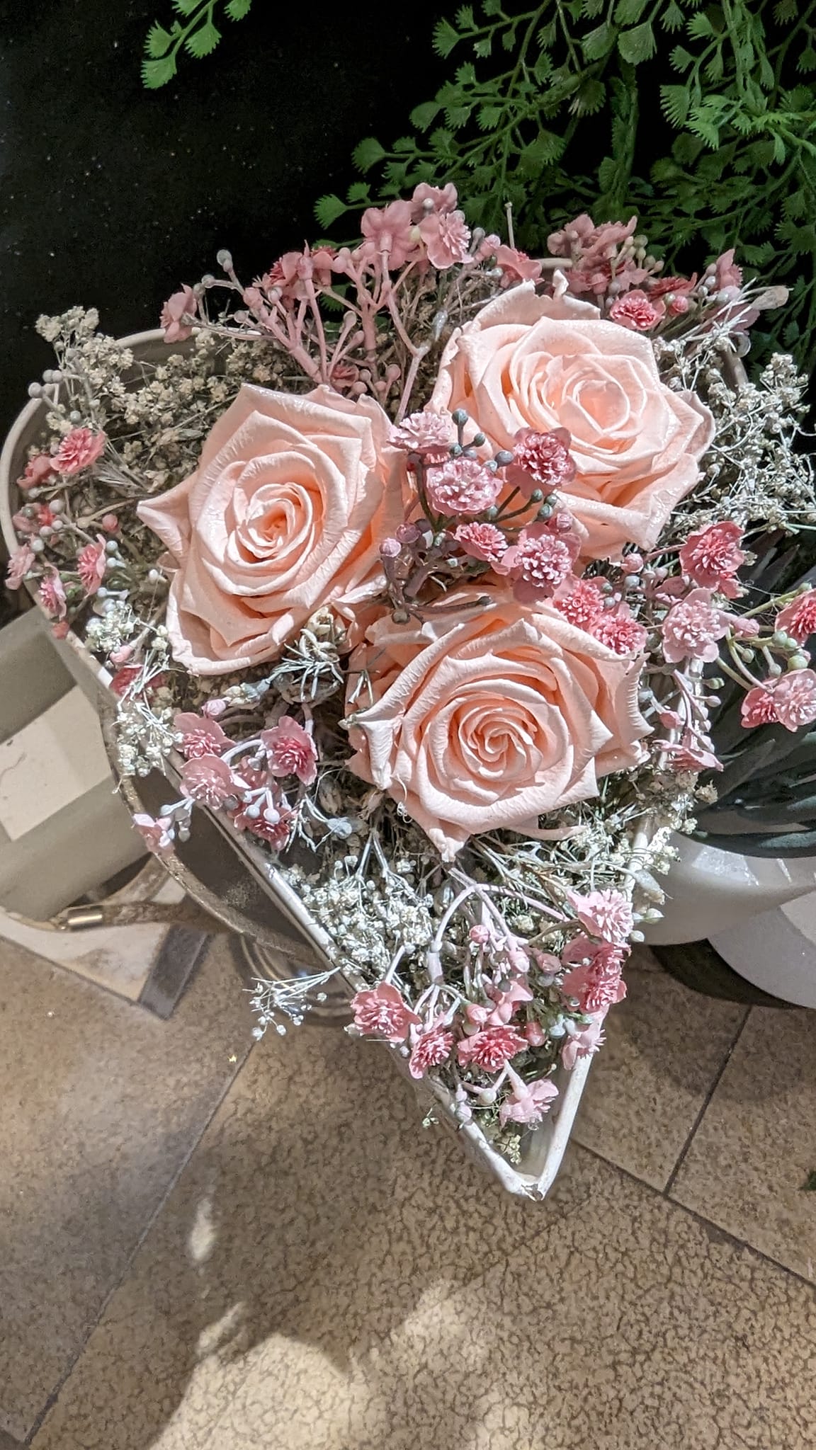 Herz Gesteck  mit  echten haltbaren Rosen