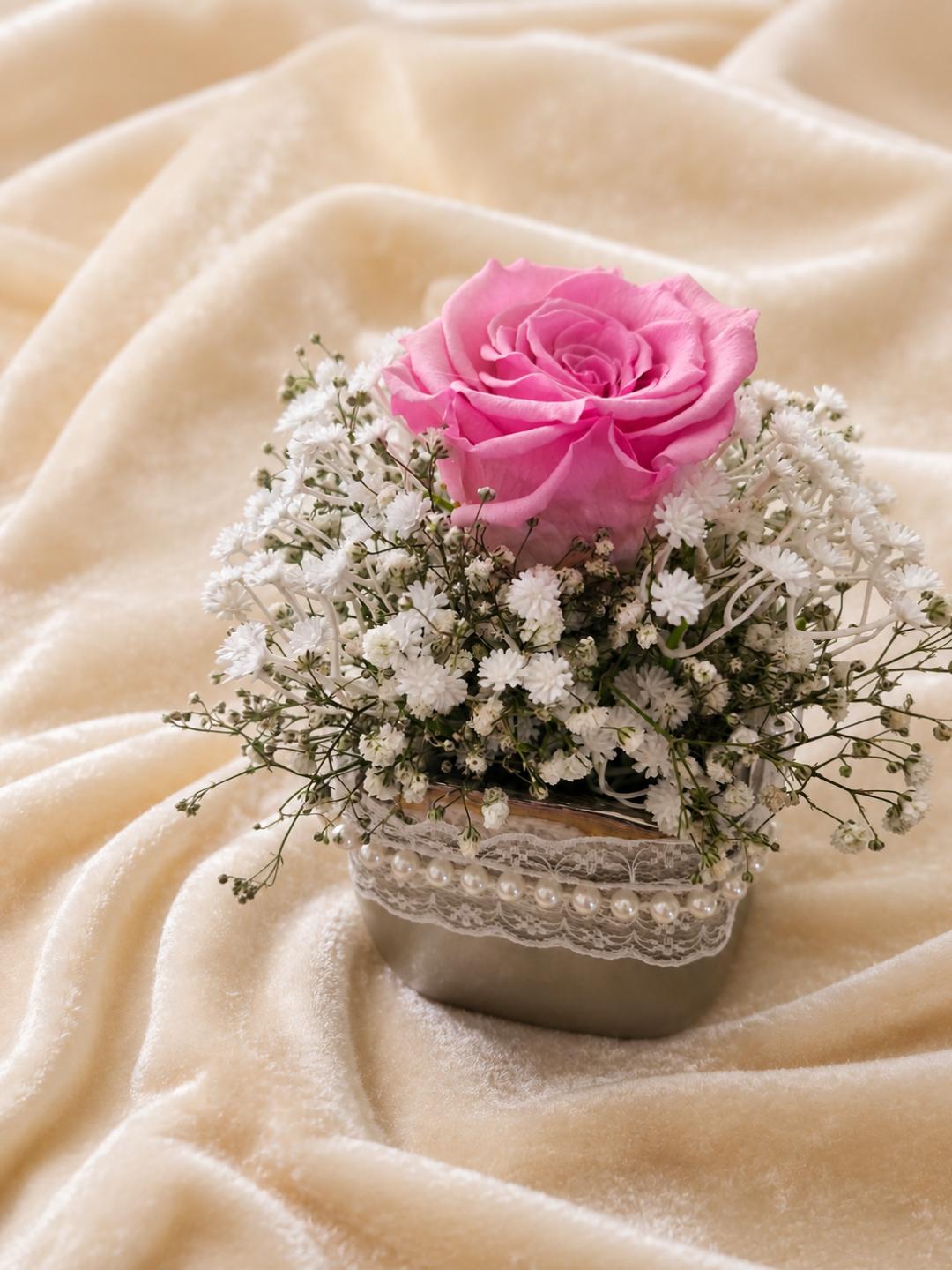 a/Gesteck mit haltbarer Rose Schleierkraut pink im silber Gefäß