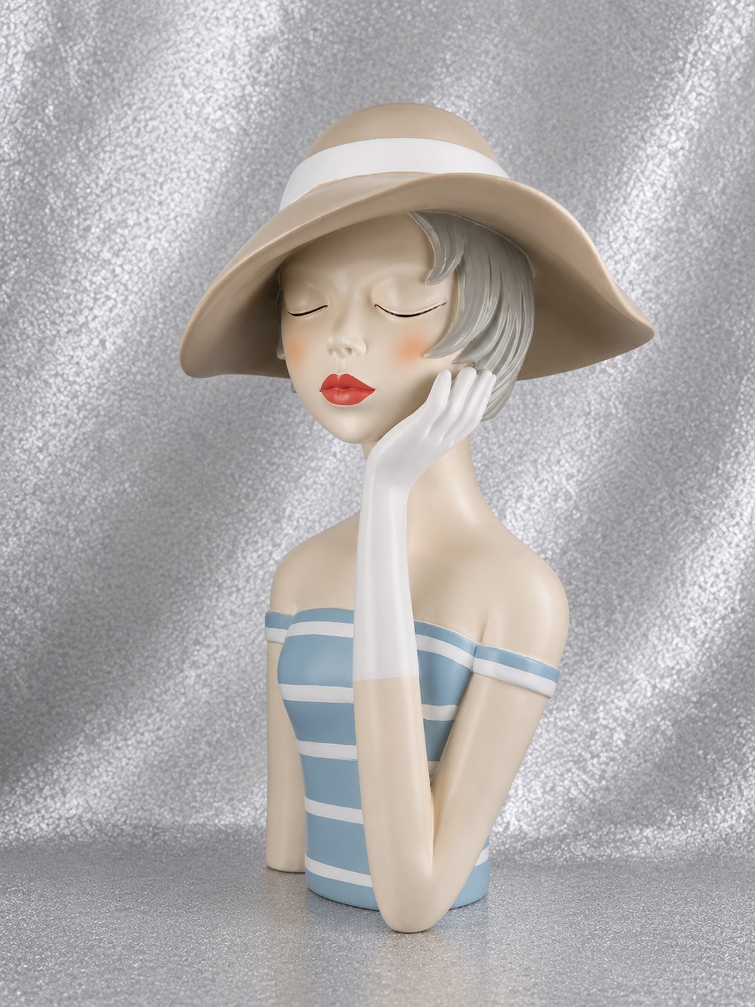  Figur Lady mit creme farbenem Hut  20 x 19 x 32 cm