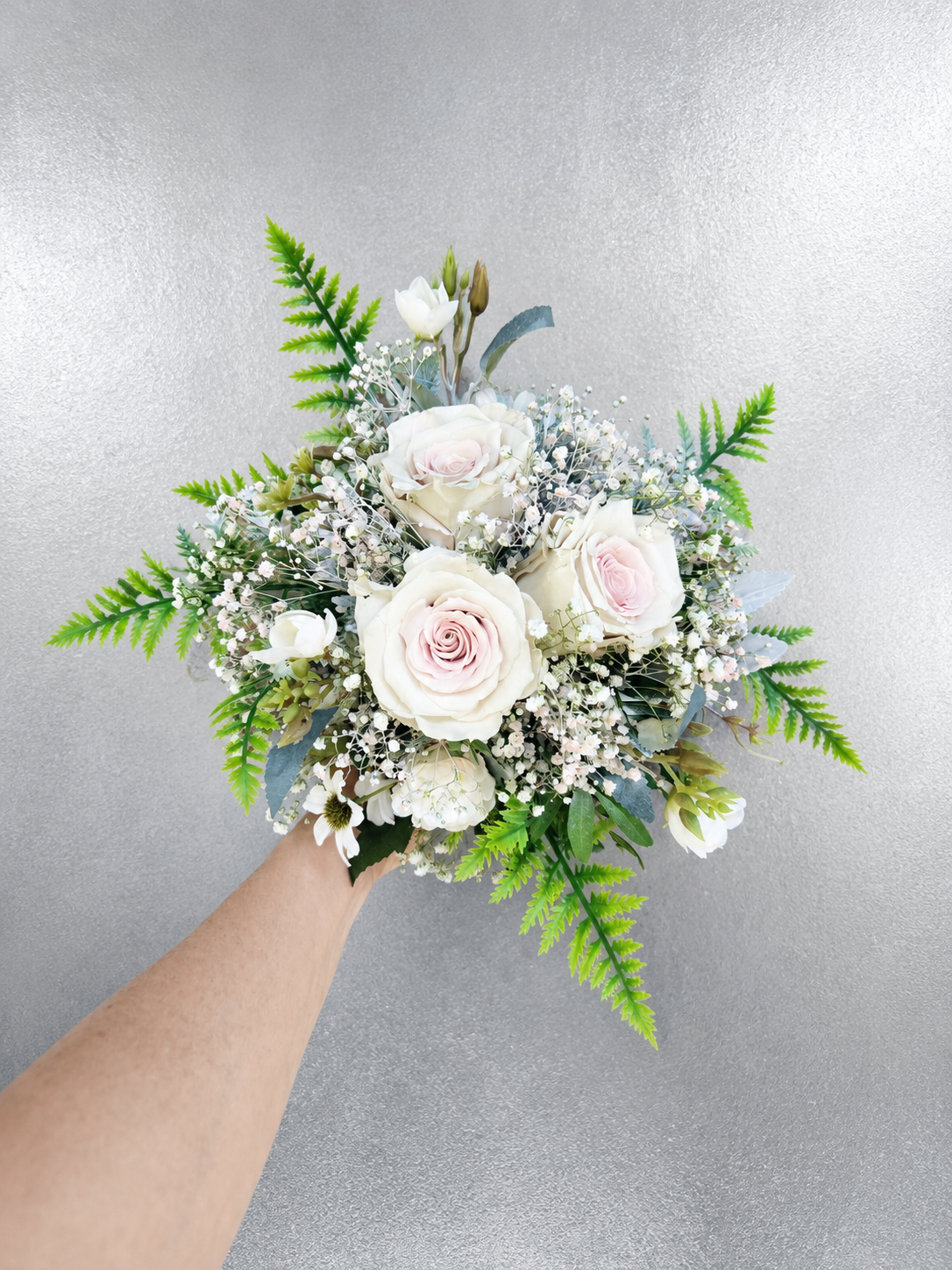 Blumenstrauß Kunst und echten Rosen und Seiden Blumen kombiniert