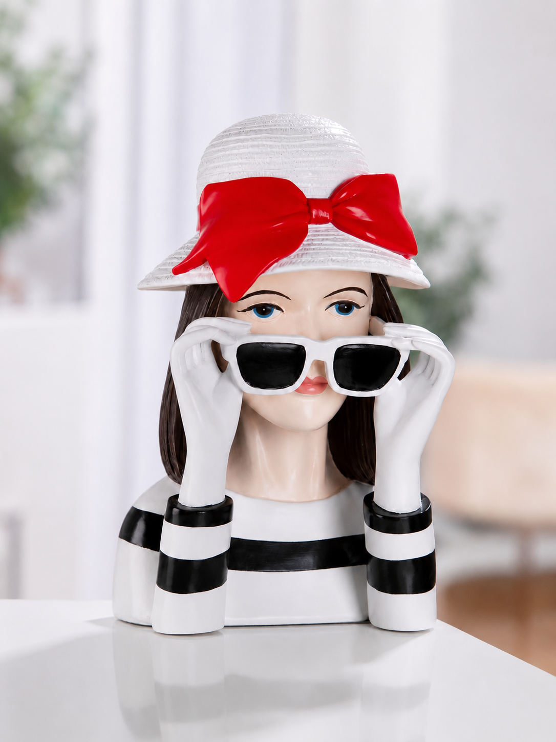 Gilde Figur Frau „Lady Sophie“ Kunstharz weiß/rot 13.5 x 18 x 28 cm