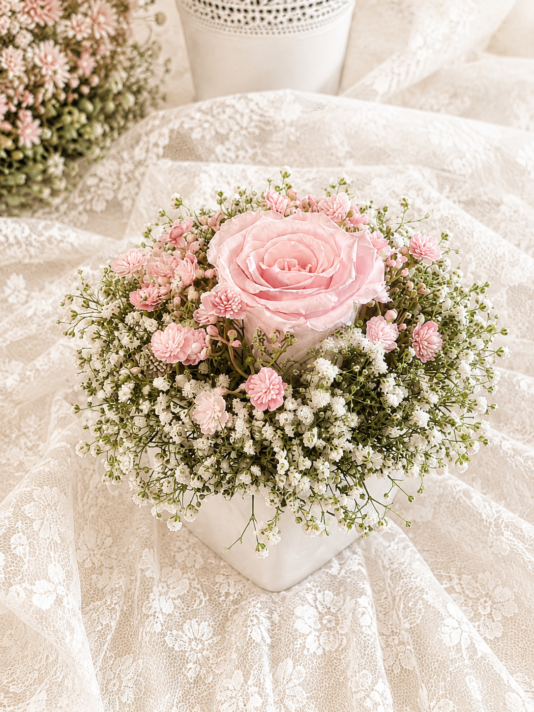 aGesteck mit haltbarer Rose rosa im silber Gefäß 