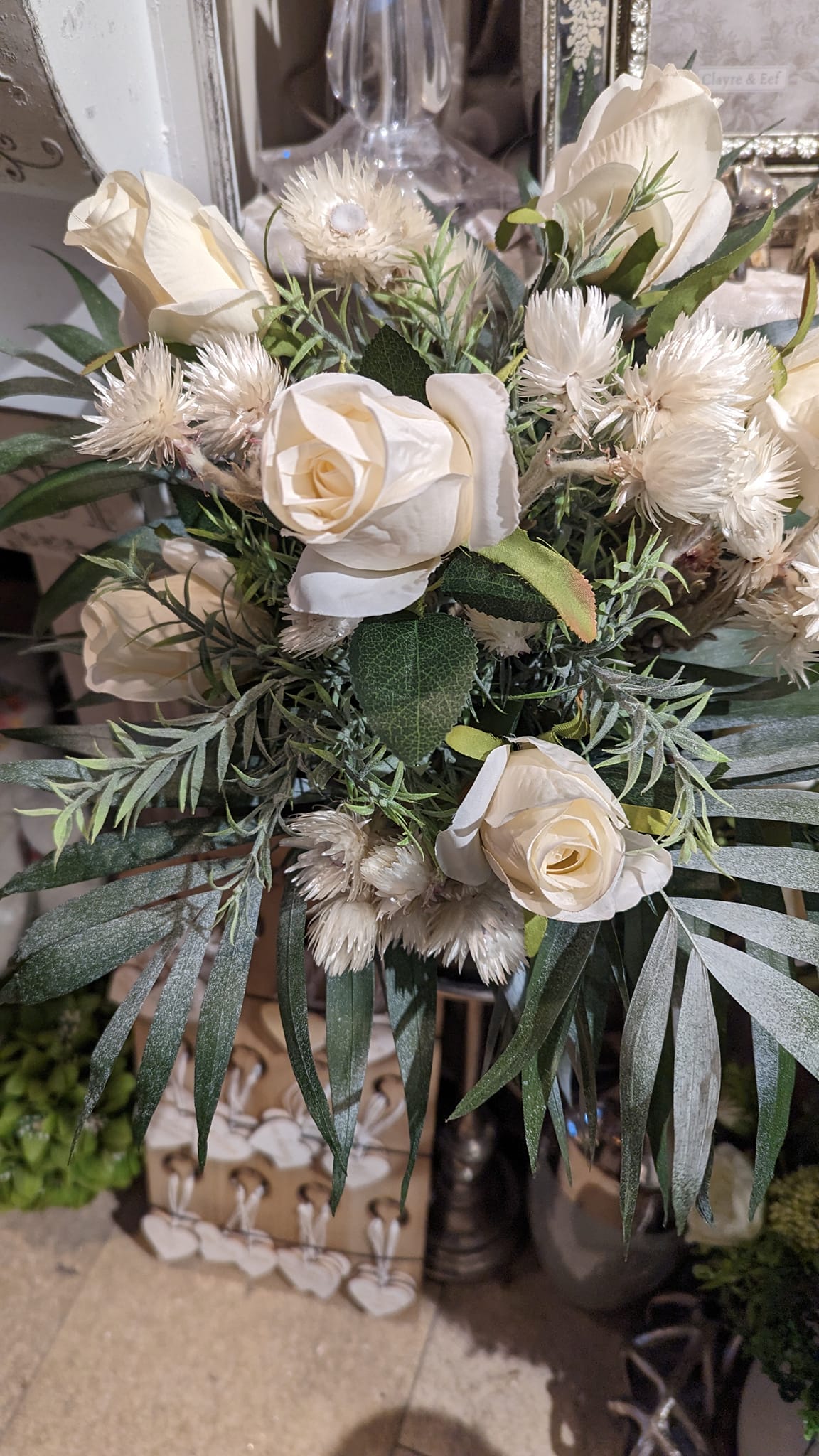 Blumenstrauß Kunst und echt kombiniert creme