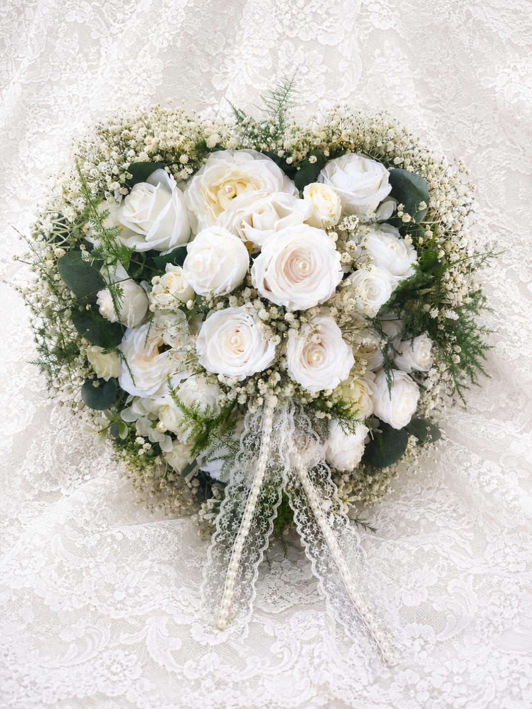 a/Herz groß mit echten haltbaren Rosen weiss